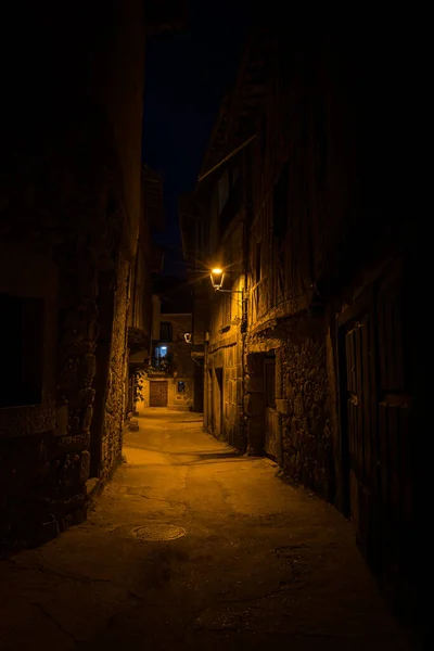 San Maritn del Castanar köyünün sokakları gece aydınlandı, Salamanca, İspanya