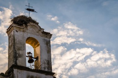 Leylek yuvalı çan kulesi Trujillo, Caceres, İspanya