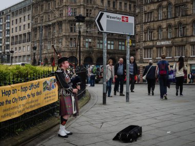 Edinburgh 'un Prince Caddesi, İskoçya' da gayda çalan bir gaydacı.