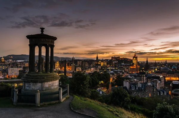 Edinburgh şehir manzarası Calton Hill 'den gün batımında, İskoçya