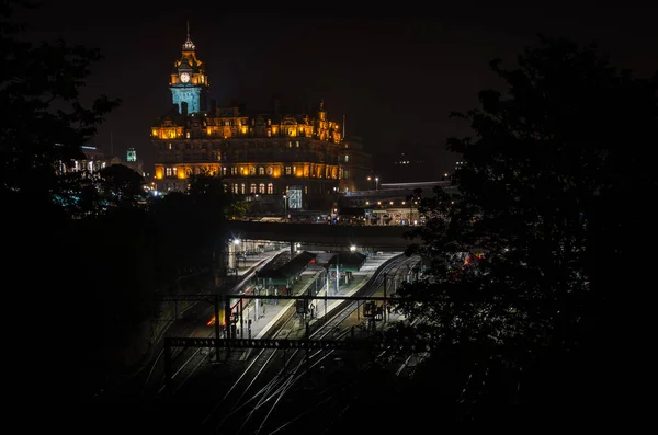 Éjszakai Kilátás Waverley Állomás Edinburgh Skócia — Stock Fotó