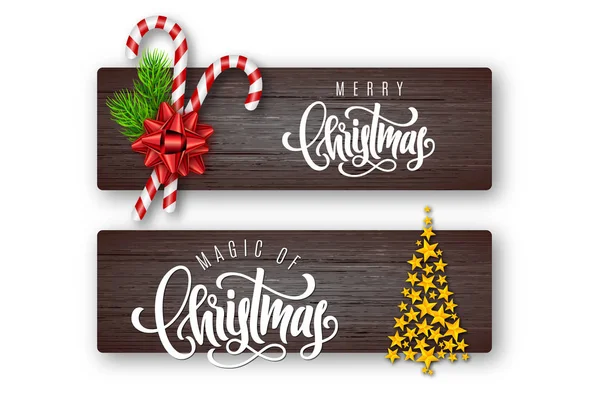 Conjunto de cartão de felicitações de férias com letras, ramos de abeto, bengalas de doces, arco vermelho e árvore de Natal de estrelas douradas no fundo de madeira — Vetor de Stock