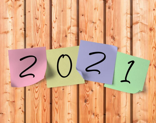 Holzwand Mit Klebrigen Zetteln Mit Der Aufschrift 2021 — Stockfoto