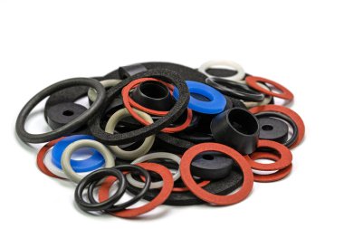 Beyaz arkaplan üzerine çeşitli mühürleme halkaları