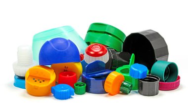 Beyaz arka planda izole edilmiş plastik ev atıkları