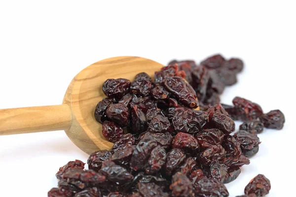 Kurutulmuş yaban mersini, beyaz arka plana karşı aşılanmış makrokarbon.