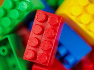 Birçok renkli plastik yapı taşı