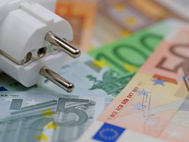 Banknotlar ve elektrik prizi elektrik fiyatının sembolü