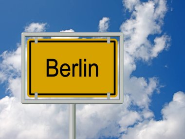 Berlin şehir tabelası gökyüzü ve bulutların önünde