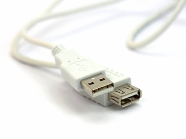 Beyaz arkaplan karşısında USB kablosu