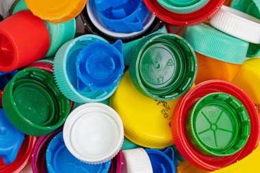 Şişeler için birçok renkli plastik kapaklar