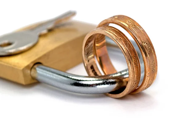 Anéis Casamento Ligados Uma Fechadura — Fotografia de Stock