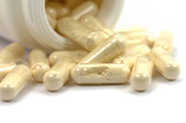 Kapsüllerde beyaz arkaplan karşısında ilaç