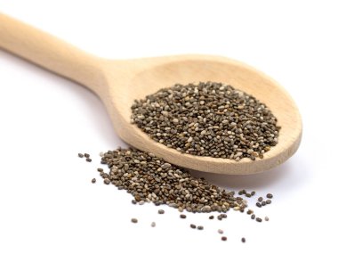 Beyaz bir arkaplanda izole edilmiş baharat kepçesindeki Chia tohumları