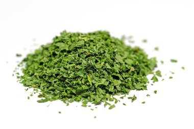 Kurutulmuş maydanoz beyaz bir arkaplanda izole edilmiş.