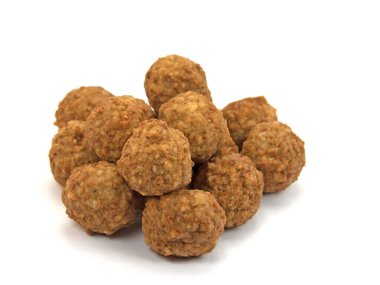 Köfteler beyaz arkaplanda izole edilmiş.