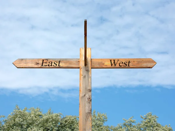 Ukazatel Východ Západ — Stock fotografie