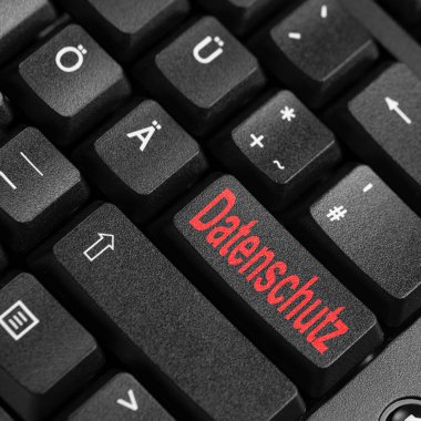 Üzerinde Datenschutz yazan bilgisayar klavyesi, bir tuş üzerindeki veri koruması