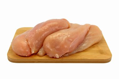 Tahtada beyaz bir zemine karşı tavuk göğsü