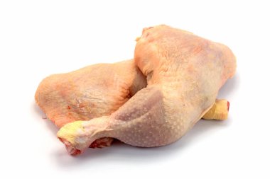 Beyaz arka planda izole edilmiş tavuk butları.