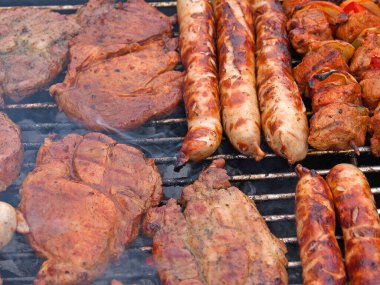 Sosis ve et ızgarada.