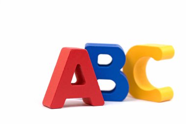 Beyaz arka plana karşı renkli ahşap harfler, ABC