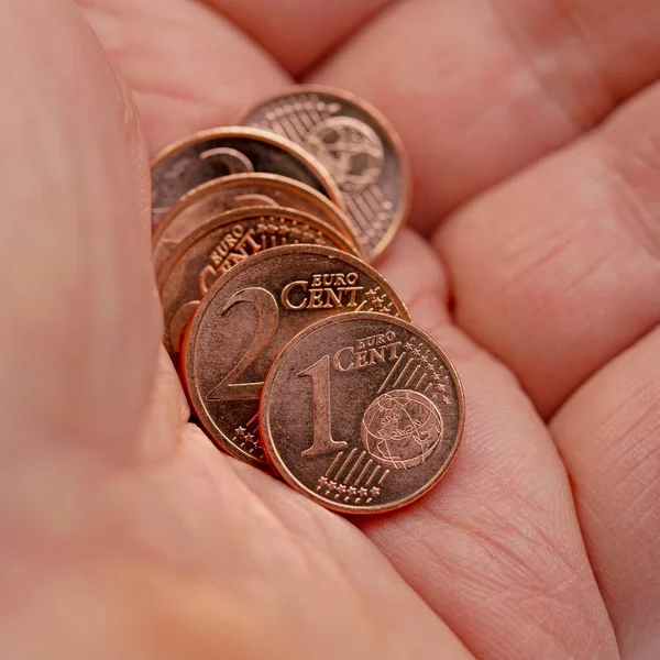 Мелкие Монеты Евро Руке — стоковое фото