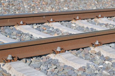 Çakıl taşlı yatakta, yakın plan bir tren yolu.