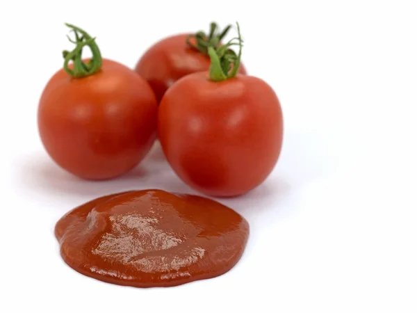 Tomater Och Tomat Ketchup Mot Vit Bakgrund — Stockfoto