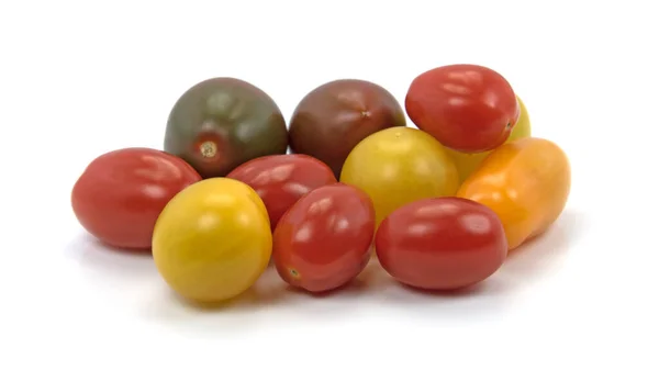 Kleine Kleurrijke Tomaten Tegen Witte Achtergrond — Stockfoto