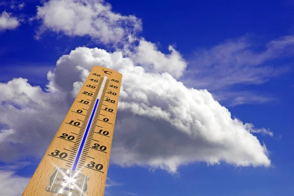 Thermometer Himmel Und Wolken Hintergrund — Stockfoto