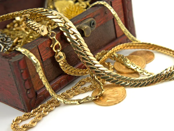 Altın mücevherli hazine sandığı.