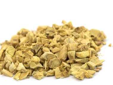 Beyaz arkaplana karşı rendelenmiş meyan kökü