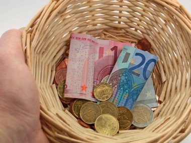 Toplanan parayla birlikte bağış sepeti.