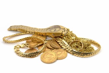 Altın mücevherler ve altın sikkeler beyaz arka plana karşı