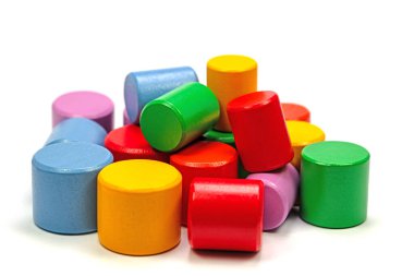 Beyaz arkaplana karşı renkli tahta bloklar