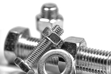 Metal vidalar beyaz arkaplanda