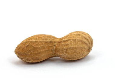 Beyaz arka planda kavrulmuş fıstık