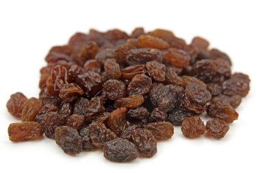 Kuru üzümler beyaz bir arkaplanda izole edilmiş