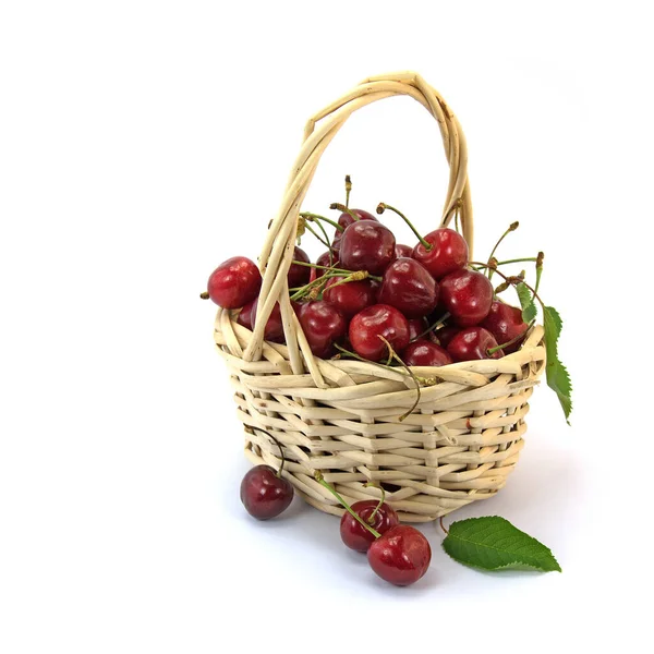 Cerejas Doces Cesta Contra Fundo Branco — Fotografia de Stock