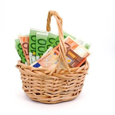 Sepette bir sürü banknot var.