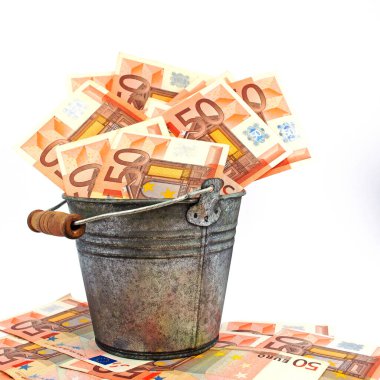 Kovada bir sürü banknot var.