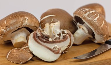 Kesme tahtasında ekilmiş mantarlar, agaricus.