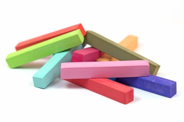 Beyaz arkaplana karşı renkli pastel tebeşir