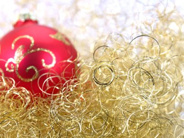Altın melek saçı ve kırmızı Noel ağacı topu