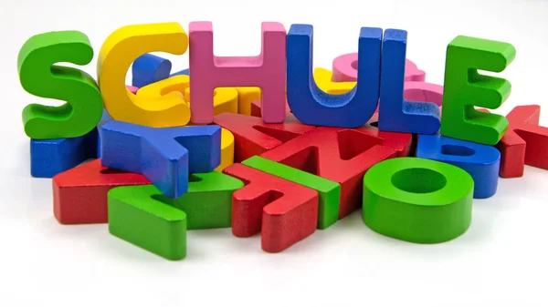 Цветные Деревянные Буквы Белом Фоне Schule Школа — стоковое фото