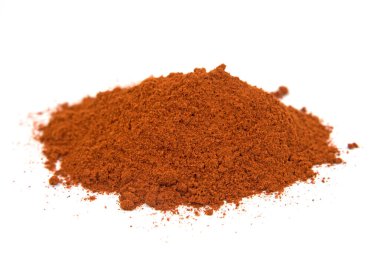 Beyaz arka planda kurutulmuş pepperoni tozu