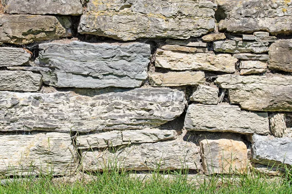 Yakın planda doğal bir taş duvar.