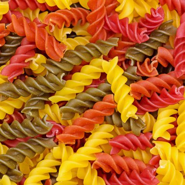 Yakından renkli makarna.