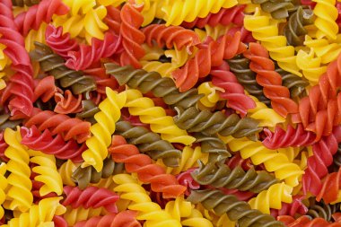 Yakından renkli makarna.